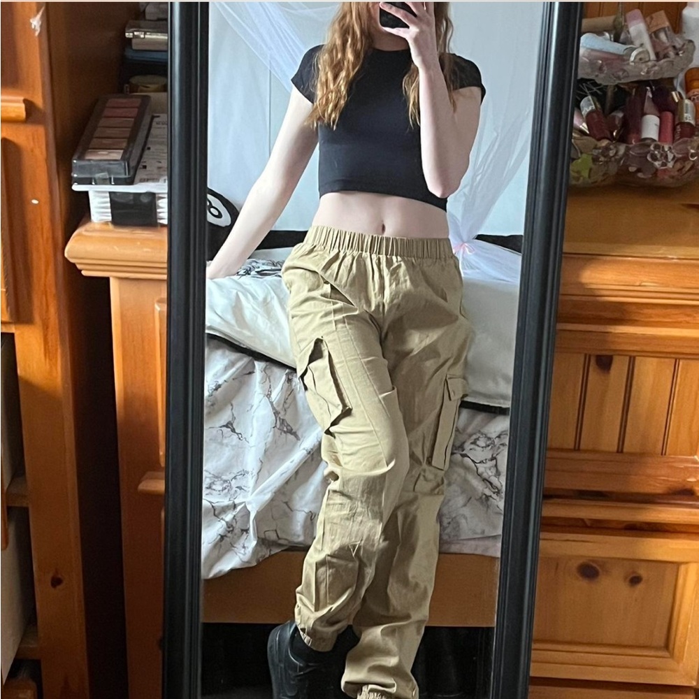 PrettyLittleThing Petite Khaki Cargo Joggers – Size 6 Petite (fits like 2)